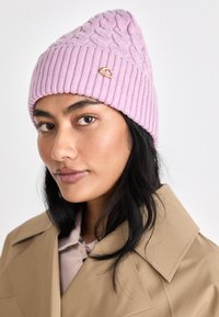 COACH CABLE BEANIE - Čiapka - faded pink