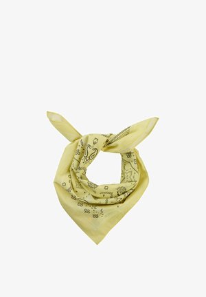 Gelbes Bandana mit schwarzen Paisley- und Blumenmustern, locker zu einer dreieckigen Form mit zwei spitzen Enden gebunden.