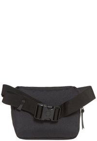 Musta kangaskassi olkalaukun tyyliin, suorakulmainen muoto, säädettävä nailonhihna ja muovinen solki. Varustettu vetoketjullisella taskulla säilytystä varten.