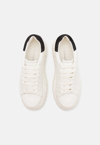 Tamaris Sportcipő - white/black