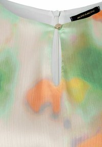 Satin-Mix-Top mit einem mehrfarbigen Muster in Grün, Orange und Pfirsich, ausgestattet mit einem Front-Reißverschluss, einem runden Knopf und geripptem Textil.