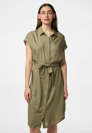 Robe chemise vert olive avec un devant à boutons, des manches courtes et une ceinture nouée à la taille, fabriquée dans un tissu léger et lisse.