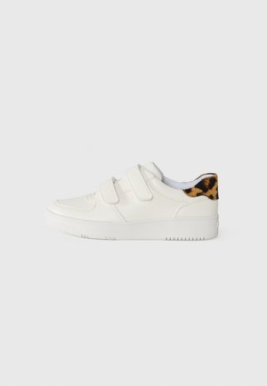 Trainers - white