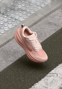 Nike Performance VOMERO PLUS - Hardloopschoenen voor op de weg - particle pink/metallic rose gold/silt red/taupe grey