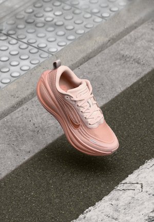 Nike Performance VOMERO PLUS - Road running shoes - particle pink/metallic rose gold/silt red/taupe grey