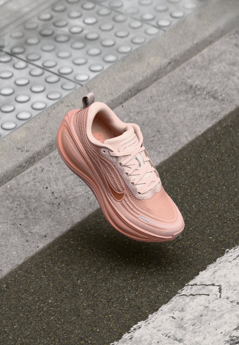 Nike Performance VOMERO PLUS - Scarpe da corsa su strada - particle pink/metallic rose gold/silt red/taupe grey