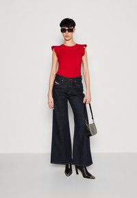 Anna Field Nyomott mintás póló - red