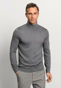 Grauer Rollkragenpullover aus weichem, fein gestricktem Material mit gerippten Bündchen und Saum. Das Design ist tailliert und betont die Form des Oberkörpers, mit minimalen Details.