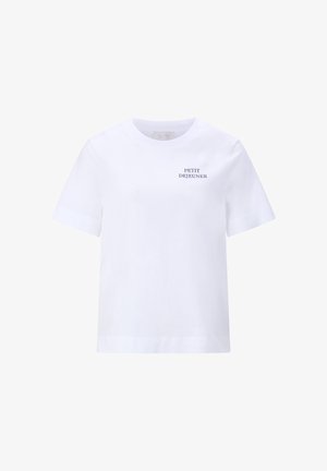 Balti trumpomis rankovėmis marškinėliai su apvalia iškirpte ir mažais tamsiai mėlynais užrašais „PETIT DEJEUNER“ viršutinėje kairėje krūtinės dalyje.