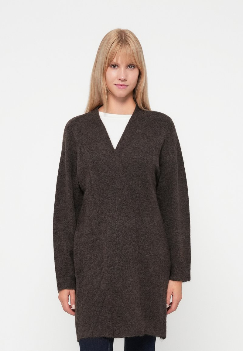 Cardigan marron à manches longues, ouvert à l'avant, en mélange de laine douce, avec une coupe décontractée et une longueur mi-thigh. Design simple et élégant.