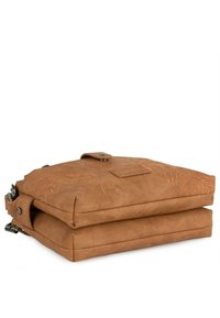 Bolso de imitación cuero marrón con diseño en relieve, tapa plegable y herrajes metálicos. Forma plana con detalles de costura y un parche de colocación.