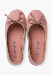 Ballerines en toile rose avec un bout arrondi, ornées d'un accent en nœud à l'avant et d'un intérieur doux. Comprend un logo imprimé à l'intérieur.