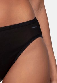 Schwarze hochgeschnittene Unterhose aus leichtem Material, mit einem glatten Bund und minimaler Naht für hohen Tragekomfort. Logo seitlich aufgedruckt.