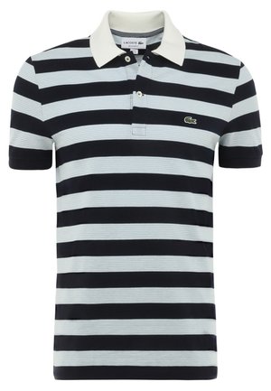 Polo rayé en coton bleu marine et bleu clair, avec un col crème, deux boutons, et un petit logo vert sur la poitrine gauche.