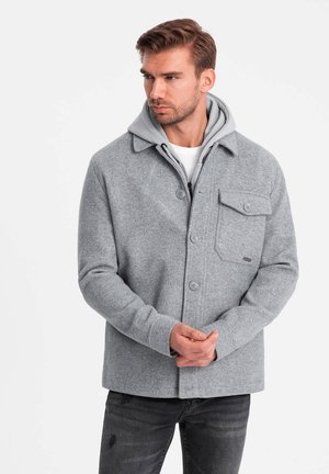 Grå jacka i ullblandning med knäppning framtill, bröstficka och en huva över en sweatshirt under. Har långa ärmar och en avslappnad passform.