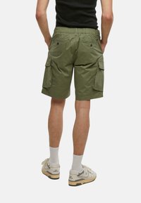 Bermuda cargo vert olive avec deux poches latérales et deux poches arrière, en tissu léger, avec une taille élastique et une coupe décontractée.