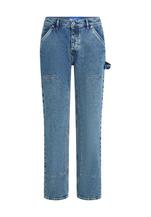 Jeans de mezclilla azul con un diseño de pierna recta, que cuentan con parches en contraste, dos bolsillos frontales y un detalle de lazo visible en el lado.