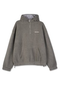 Szürke polár pulóver kapucnival, félig cipzáras elülső résszel és kenguru zsebbel. Bordás mandzsettákkal és állítható zsinóros aljjal rendelkezik.