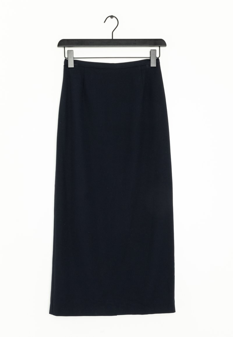 Jupe longue bleu marine en tissu lisse, de coupe droite, avec une ceinture, sans motifs ni ornements visibles. Suspendue à un crochet noir.