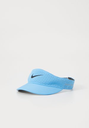 Lyseblå Nike-visir laget av pustende stoff med perforert design. Har en fleksibel skjerm og justerbar stropp med "Dri-FIT"-merke.