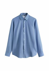 Moška srajca z dolgimi rokavi, svetlo modra, teksturirana, z razporkom na gumbe spredaj in ostrim ovratnikom, prikazana na belem ozadju.