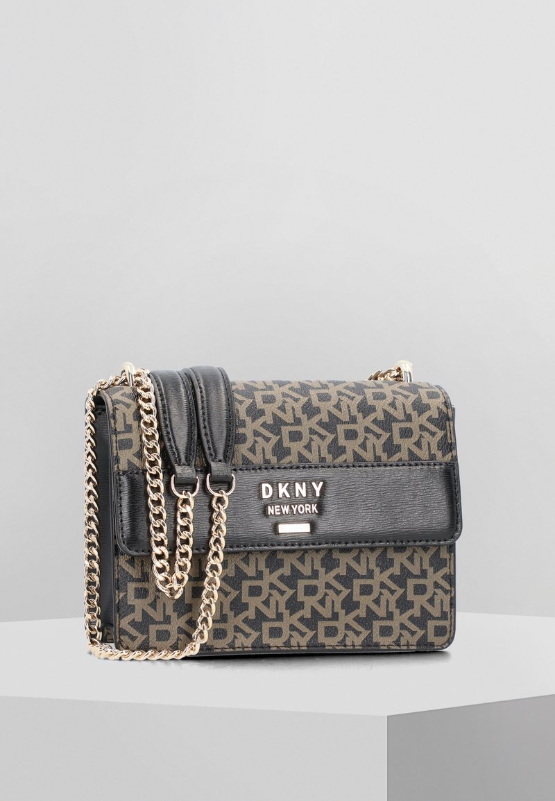 Bolso bandolera DKNY en marrón y negro con patrón de logo repetido, tapa de cuero negro, cadena dorada y emblema metálico "DKNY New York".