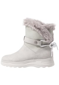 Stivale ankle in suede grigio con un morbido risvolto in pelliccia grigia, cinturino regolabile e lacci bianchi. Caratterizzato da una suola testurizzata per una migliore aderenza.