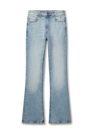 Hellblaue Jeans im Schlagstil mit hoher Taille, vorderen Taschen und dezenten Used-Effekten, sowie genähten Details entlang der Nähte.