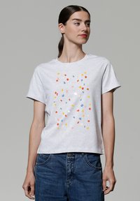 Hellgraues Kurzarm-T-Shirt mit einem bunten gesprenkelten Druck in Rot, Blau, Gelb und Pink auf der Vorderseite. Hergestellt aus weichem Baumwollmaterial.