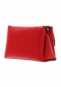 Bolso de mano de cuero rojo con un acabado texturizado, forma rectangular y lados con fuelle. Presenta un sutil acento marrón y herrajes dorados.