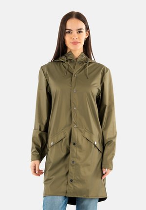 Impermeable de color verde oliva con capucha, botones a presión y dos bolsillos frontales. Textura suave y diseño hasta la rodilla.