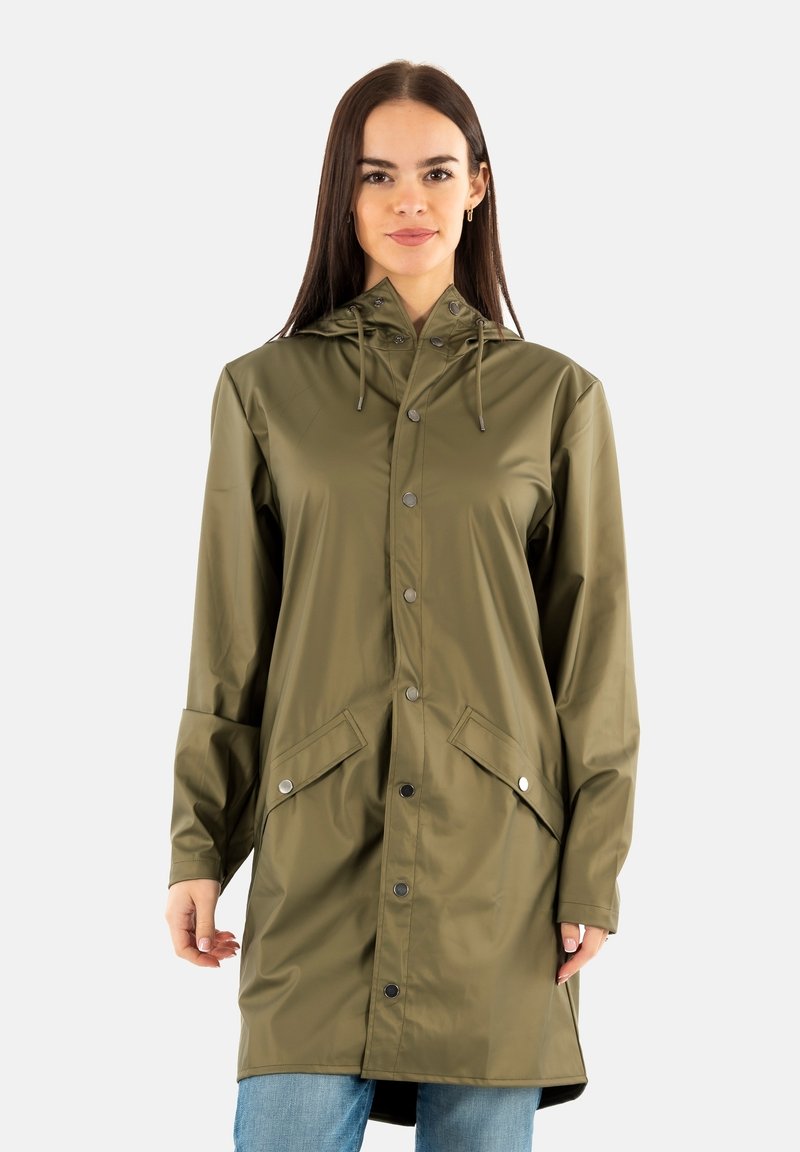 Impermeable de color verde oliva con capucha, botones a presión y dos bolsillos frontales. Textura suave y diseño hasta la rodilla.