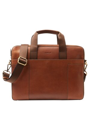 Mallette en cuir marron avec doubles poignées supérieures et une bandoulière amovible. Dispose de quincaillerie dorée et d'une texture lisse. Branding minimal.