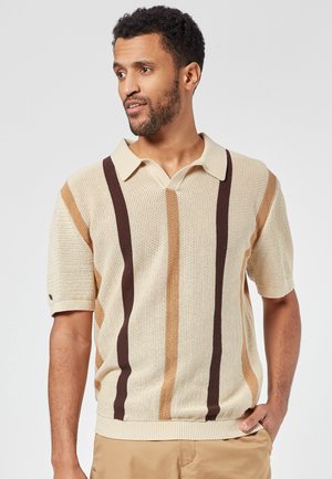 Polo in maglia beige con maniche corte e scollo a V, caratterizzato da strisce verticali marroni e beige. Tessuto testurizzato e polsini a coste.