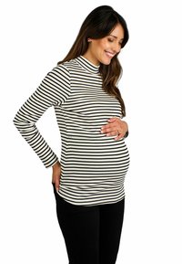 Gestreiftes langärmliges Umstandstop in Schwarz und Creme, mit hohem Kragen und enganliegendem Design, das den Babybauch betont.