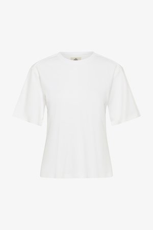 Bílé tričko s krátkým rukávem a kulatým výstřihem, vyrobené z měkké látky. Má volný střih a hladkou texturu. Bez viditelných vzorů či akcentů.