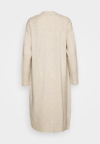 Dlouhý béžový cardigan s žebrovanou texturou, spadlými rameny a tříčtvrtečními rukávy. Minimalistický design, bez viditelných zapínání.