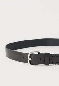 Cinturón negro de cuero con textura lisa, hebilla rectangular de metal plateado y múltiples agujeros de ajuste para un mejor calce. Detallado con costuras.