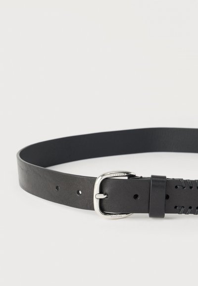 Μαύρη δερμάτινη ζώνη με λεία υφή, ορθογώνια ασημί μεταλλική αγκράφα και πολλαπλές τρύπες για ρύθμιση της εφαρμογής. Διακοσμημένη με ραφές.
