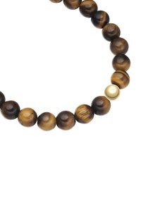 Perle ščit predstavljajo okrogli tigrovi oko kamenčki v različnih odtenkih rjave barve, z bleščečo zlatno akcentno kroglico. Gladka tekstura, enotna velikost.