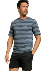 Pruhované tričko s krátkým rukávem v modré a šedé barvě, s kulatým výstřihem. Nosené s černými kraťasy, ruce v kapsách. Jednoduchý design, pohodlný styl.