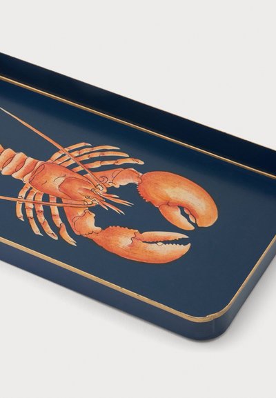 Plateau rectangulaire bleu foncé avec bord doré présentant une illustration détaillée d’un homard orange avec de grandes pinces.