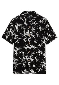 Camisa de manga corta negra con un patrón de hojas de bambú blancas, con cuello y botones de madera en la parte delantera. Textura de tela suave.