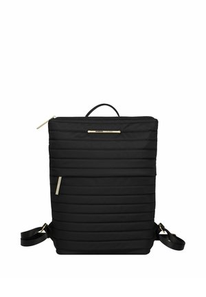 Mochila negra acolchada con tiradores de cremallera dorados, asa superior, correas de hombro ajustables y detalle de costura horizontal.