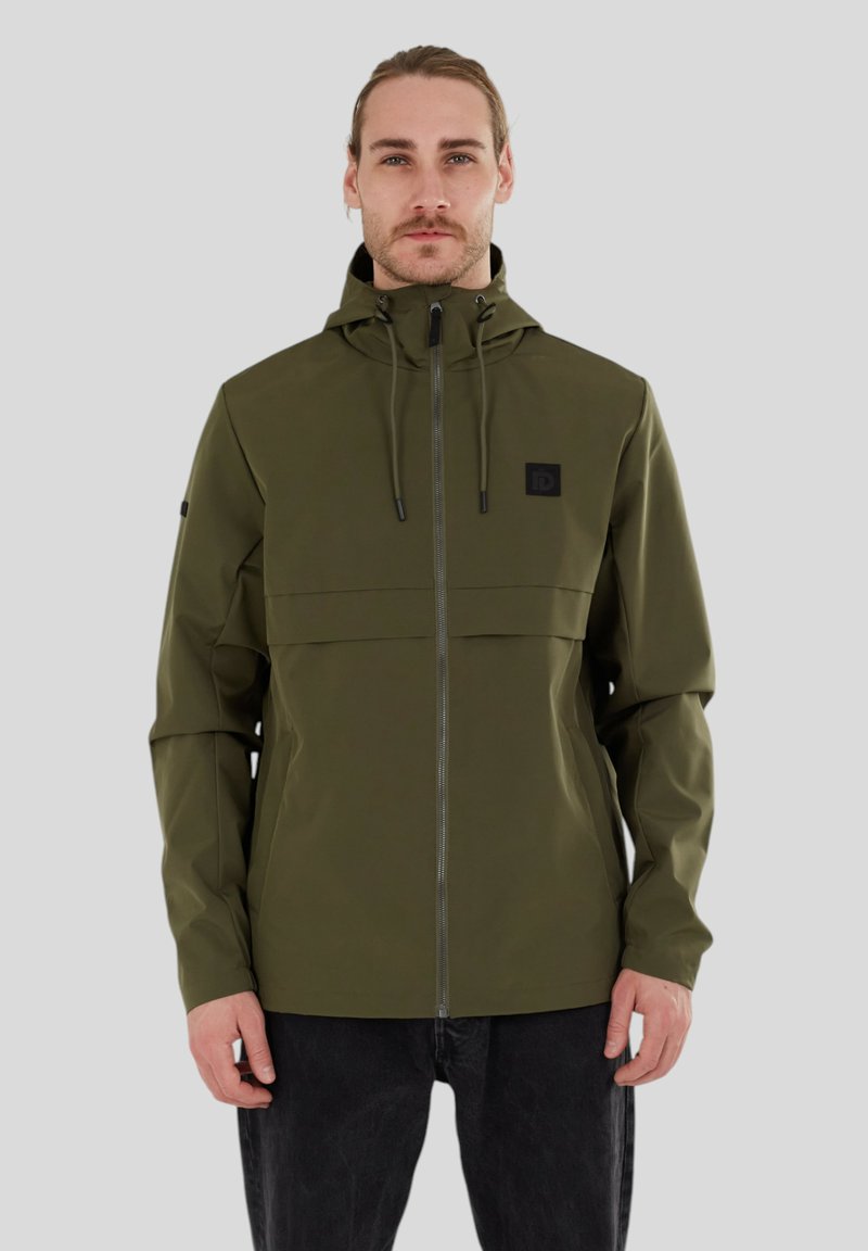 Veste imperméable vert olive avec fermeture éclair à l'avant, capuche ajustable et un patch logo noir, conçue avec une silhouette épurée.