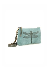 Clutch in pelle teal con stampa di libellule, chiusura con zip e tracolla rimovibile. Presenta una superficie testurizzata e accessori in metallo dorato.