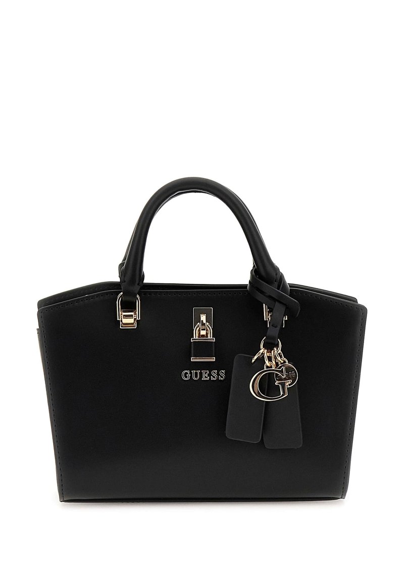 Zwarte faux leren handtas met gestructureerde vorm, gouden hardware, twee bovenhandvatten en merklogo. Voorzien van een hanger met logo-detail en labels.