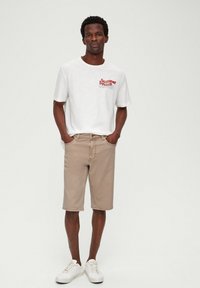 s.Oliver STRETCH - Jeansshort - sandstein