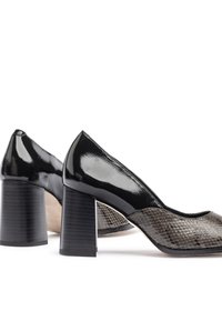 Décolleté in vernice nera con un motivo rettile grigio testurizzato sulla parte anteriore. Tacchi a blocco neri e robusti. Design a punta tonda.