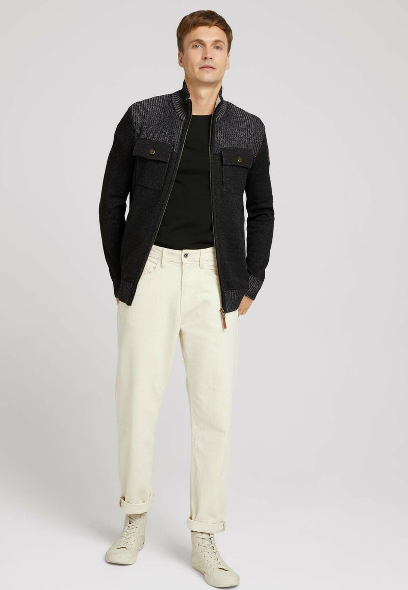 Herren Strickjacken | TOM TAILOR MELIERTE MIT BRUSTTASCHEN Strickjacke black grey melange/grau - KU23549 Herren Strickjacken | TOM TAILOR MELIERTE MIT BRUSTTASCHEN Strickjacke black grey melange/grau - KU23549